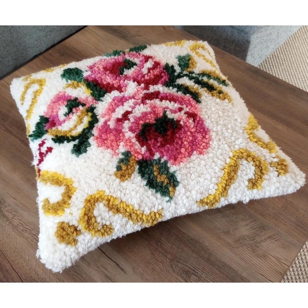 VTG 1970s Handmade Latchet Hook/Velvet 18